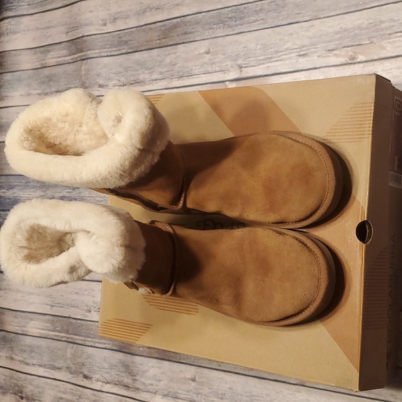 AUTHENTIC KOOLABURRA BY UGG WOMEN'S 10 SULANA SHORT BOOT FURRED SIDE BUCKLES - Picture 3 of 6